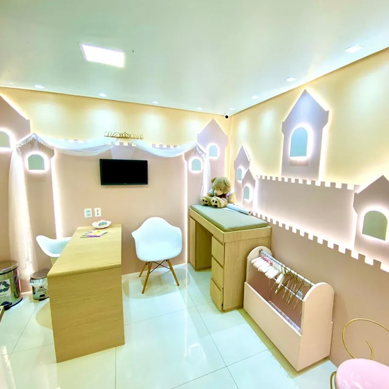 Sala das princesas da Amo Vacinas, decorada como um castelo iluminado