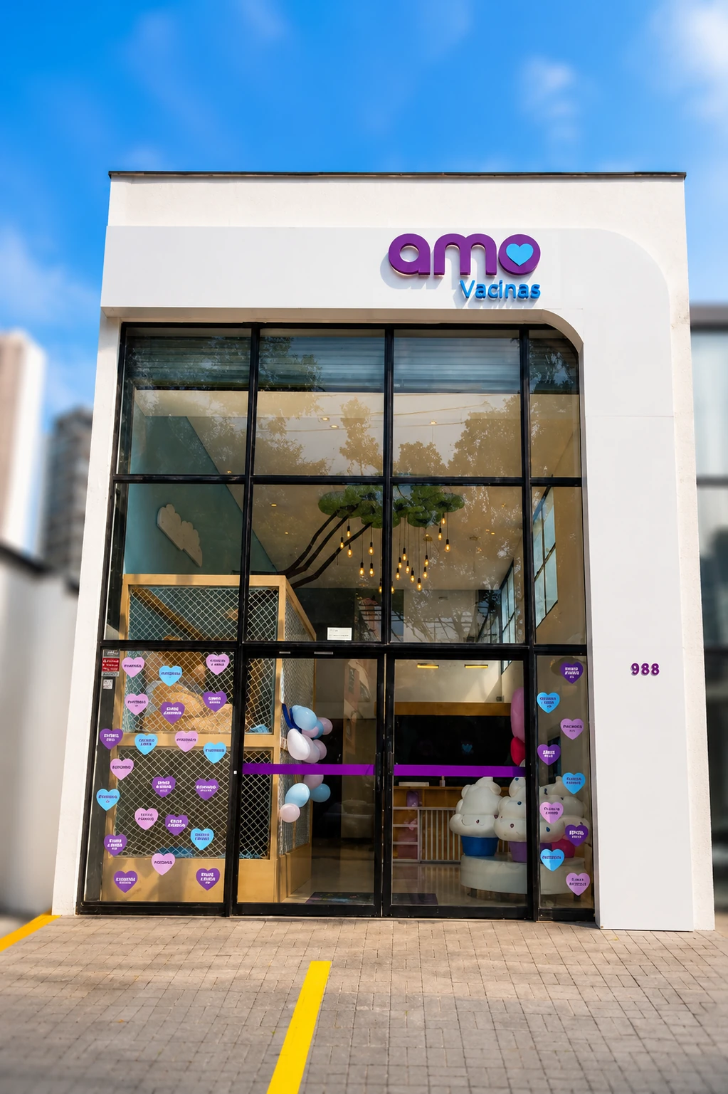 Fachada de rua de uma unidade Amo Vacinas, com pé-direito duplo e vitrine ampla
