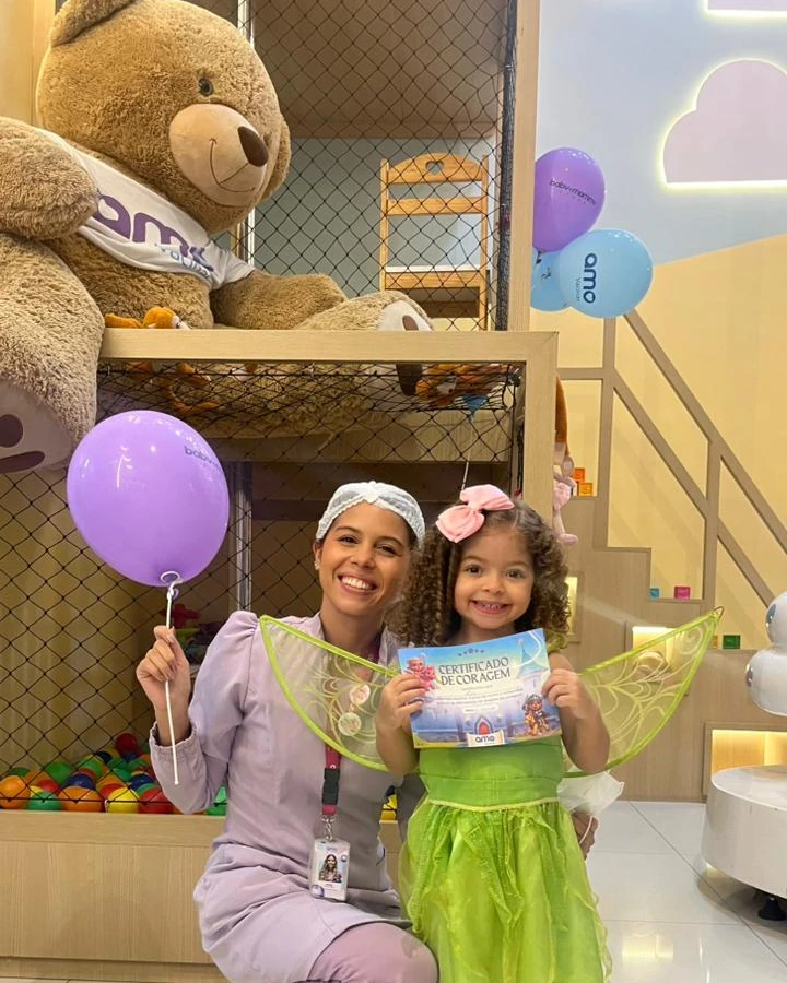 Criança fantasiada recebendo o Certificado de Coragem na Amo Vacinas