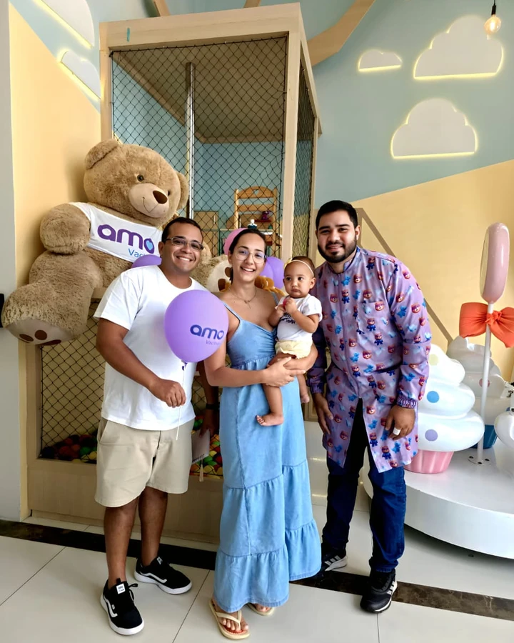 Família com o bebê após a vacinação na Amo Vacinas