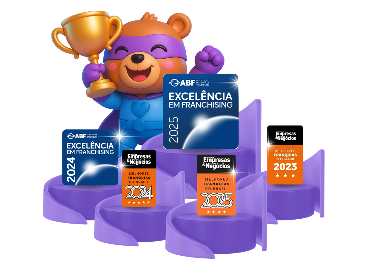 Mascote da Amo Vacinas com troféu e os selos ABF Excelência em Franchising 2024 e 2025 e Melhores Franquias do Brasil PEGN 2023, 2024 e 2025