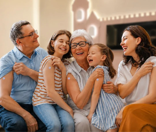 Família de várias gerações sorrindo após a vacinação na Amo Vacinas